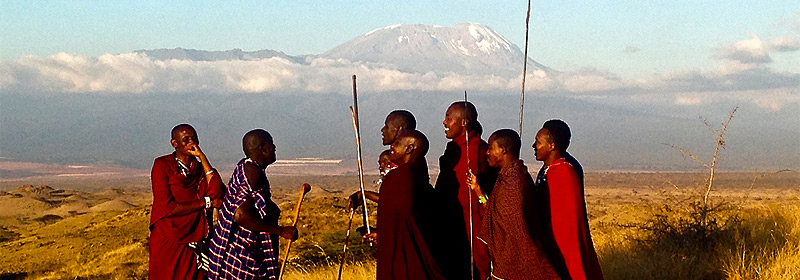 KRAFTTANKEN AN KRAFTPLÄTZEN DER MAASAI (1)